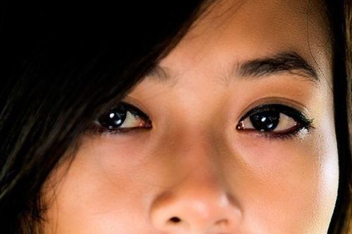 Dẫu biết con ngã do vô tình trượt, chồng vẫn đổ lỗi