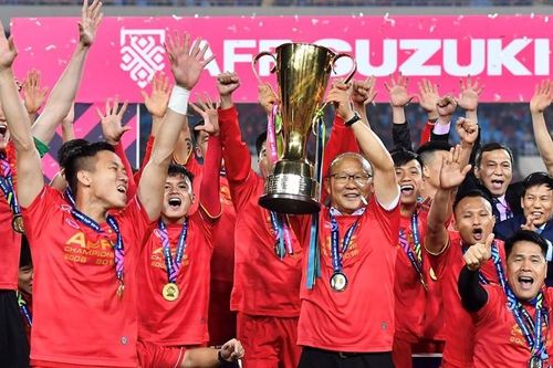 Báo Hàn Quốc nói về áp lực của HLV Troussier