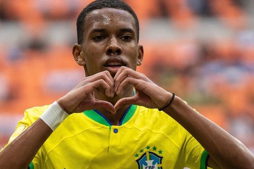Barcelona và Man Utd tranh giành thần đồng Brazil