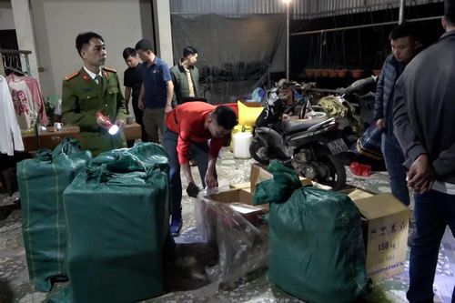 Bắt 6 người mua bán gần 4 tạ pháo nổ trái phép
