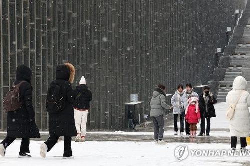 Hàn Quốc: Cảnh báo tuyết rơi dày đặc khu vực đại Seoul giờ cao điểm buổi tối