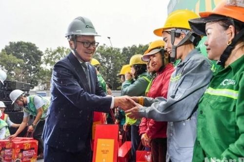 Báo Nhân Dân trao quà cho công nhân công trường Ecopark, huyện Văn Giang, tỉnh Hưng Yên