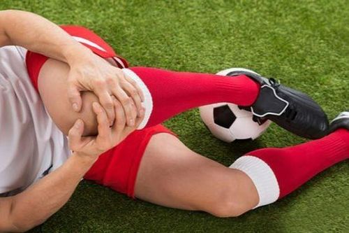 Nam sinh suýt phải cắt bỏ tinh hoàn sau va chạm khi đá bóng