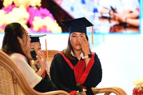 Người đẹp Nhân ái Ngọc Mai nhắn gửi các thủ khoa: Đừng ngại thử thách, vấp ngã cũng không sao