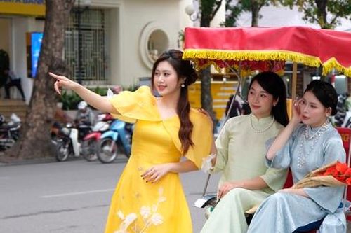 Thiếu nữ Hà thành nô nức diện áo dài đón xuân, thợ ảnh thu nhập cao dịp cận Tết