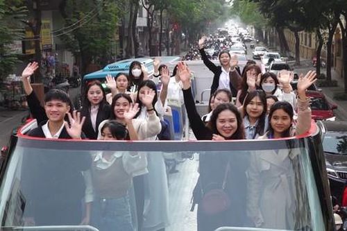 Trải nghiệm city tour khó quên của sinh viên nhận học bổng Nâng bước thủ khoa