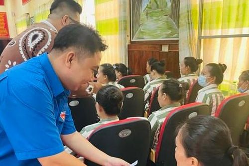 400 phần quà 'Xuân yêu thương' đến với phạm nhân trại giam Định Thành