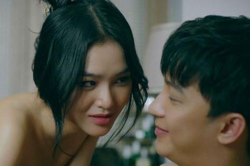 Showbiz 9/1: Hàng nghìn bình luận về cảnh ngoại tình bị bắt quả tang