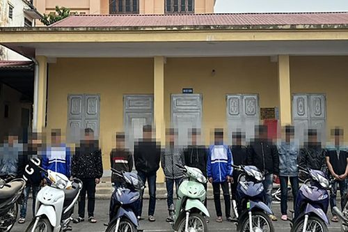 Khởi tố 14 thanh thiếu niên mang hung khí gây rối trật tự công cộng