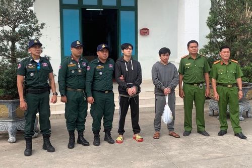 Tiếp nhận 6 người qua cửa khẩu, phát hiện 2 đối tượng bị truy nã tội giết người