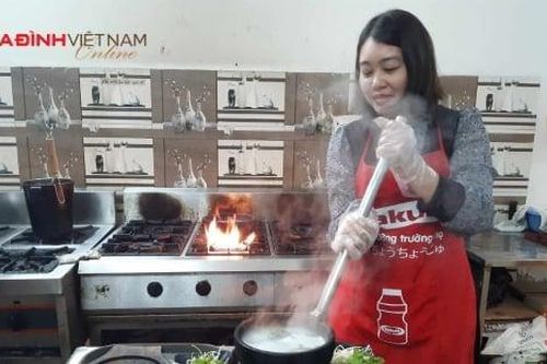 Quán phở bát đá Hà Nội bán vài trăm suất mỗi ngày nhờ trải nghiệm khác lạ