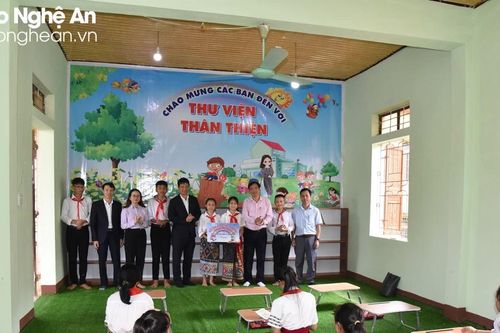 Chi hội nhà báo Báo Nghệ An cùng Công ty Thủy điện Bản Vẽ tặng quà học sinh Thanh Chương