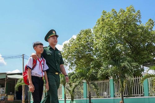'Phụ huynh mang quân hàm xanh' nâng bước trẻ em vùng biên đến lớp