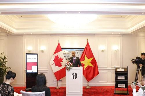 Nhìn lại 30 năm hợp tác Canada và Việt Nam qua ấn phẩm 3 ngôn ngữ