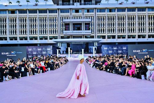 ELLE Fashion Show 2023 phủ sắc 'Màu của Năm - Hồng Khói Ấm'