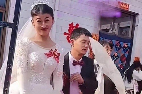 Cô dâu bị chê dị biệt, chú rể có màn đáp trả khiến ai cũng câm nín