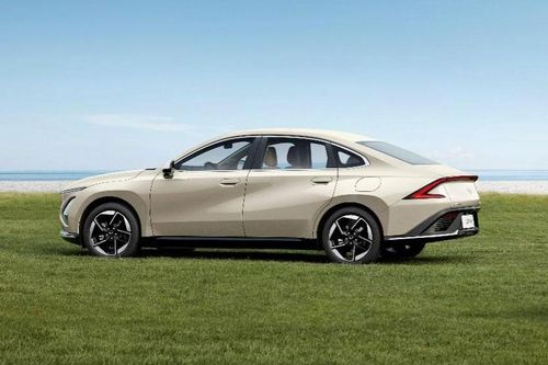Đối thủ của Toyota Camry với công suất 177 mã lực, tiêu thụ 0,29 lít xăng/100 km, giá hơn 300 triệu đồng, khách hàng đua nhau chốt đơn