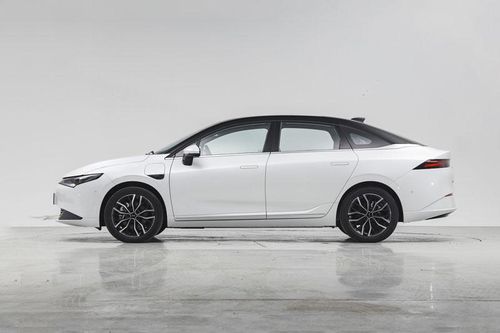 Xe sedan dài hơn 4,8 mét, công suất 211 mã lực, giá 'hạt dẻ'
