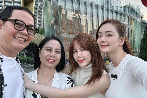 Chị em Thiều Bảo Trâm hoàn thành ước mơ đặc biệt dành cho ba mẹ, vẫn thiếu điều quan trọng nhất