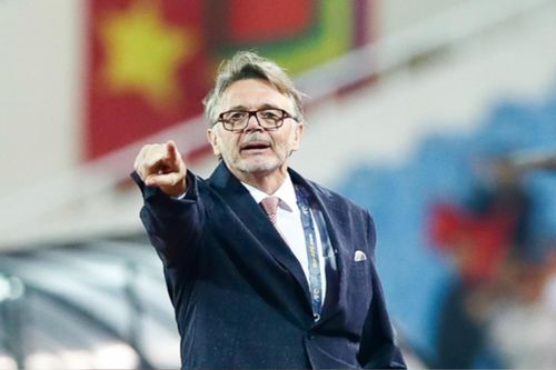 HLV Troussier đừng 'chuyền bóng', hãy phản công!