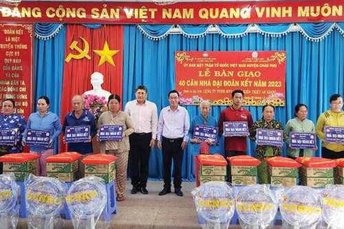 Mang Xuân đến cho người dân