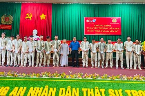 400 phần quà tặng phạm nhân Trại giam Định Thành từ Chương trình 'Xuân yêu thương' năm 2024