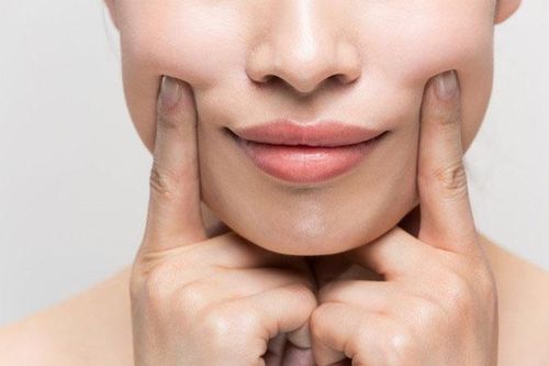 Bác sĩ trả lời: Rãnh cười sâu tiêm filler, botox có được không?