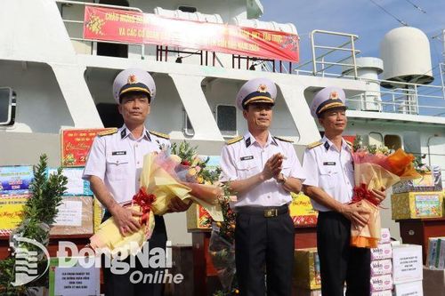Bộ Tư lệnh Vùng 2 Hải quân tiễn đoàn thăm, chúc Tết cán bộ chiến sĩ làm nhiệm vụ trên biển