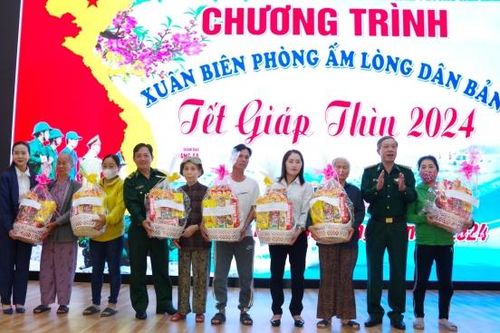 Chương trình 'Xuân Biên phòng ấm lòng dân bản': Tặng 100 phần quà Tết cho người dân phường Cam Linh
