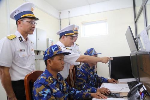 Đoàn công tác của Bộ Tư lệnh Vùng 4 Hải quân: Kiểm tra công tác tại Trạm ra đa 575