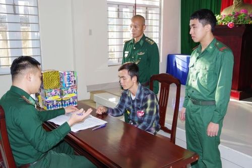 Bắt đối tượng vận chuyển pháo hoa trái phép