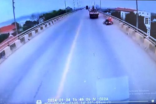 Khởi tố lái xe tải cố ý va chạm với xe máy trên cầu Ngọc Tháp