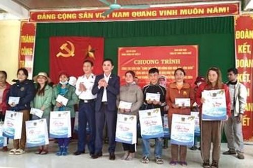 Bộ tư lệnh Vùng Cảnh sát biển 2 thăm và tặng quà tại xã Hồng Thượng