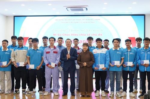 Sinh viên Trường Cao đẳng cơ điện Hà Nội tìm hiểu về Phật pháp