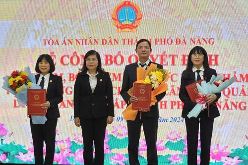 Trao quyết định bổ nhiệm lại chức vụ Phó Chánh án và chức danh Thẩm phán trung cấp