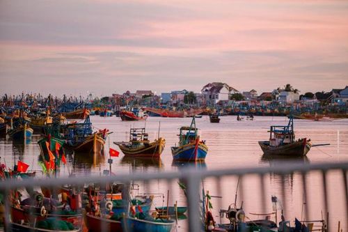 Tàu cá bị tàu hàng đâm chìm, 5 lao động được cứu an toàn
