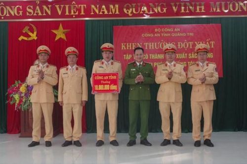 Khen thưởng tổ CSGT Quảng Trị bắt giữ 42.000 viên ma túy