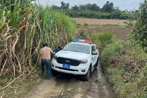 Công an tìm kiếm, giải cứu thành công 2 cha con mắc kẹt trong rừng