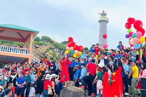 Vùng đất 'hoa vàng trên cỏ xanh' Phú Yên dẫn đầu Top điểm đến Đông Nam Á tuyệt đẹp 2024
