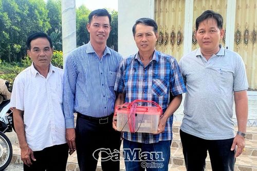 Tự nguyện giao nộp bộ dụng cụ kích điện