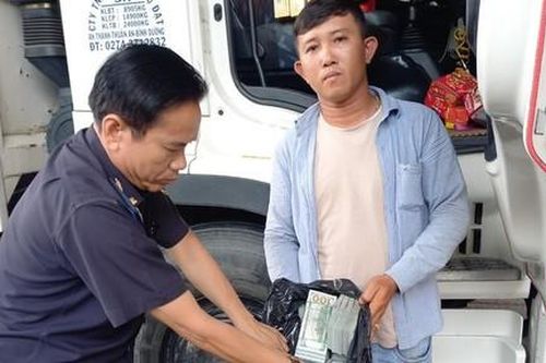 Bắt giữ tài xế vận chuyển trái phép 250 nghìn USD qua cửa khẩu