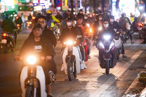 Vắng CSGT, đoàn người rồng rắn đi ngược chiều trên phố Hà Nội