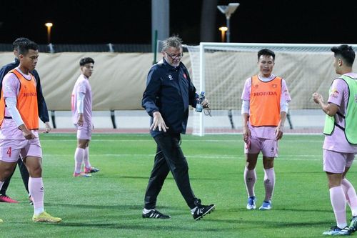 Tuyển Việt Nam thích nghi với thời tiết tại Qatar