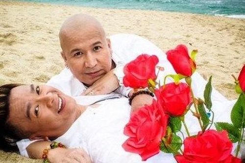 Một ca sĩ Việt kết hôn đồng giới: Mẹ ruột được bạn trai đón sang Mỹ chung sống cùng
