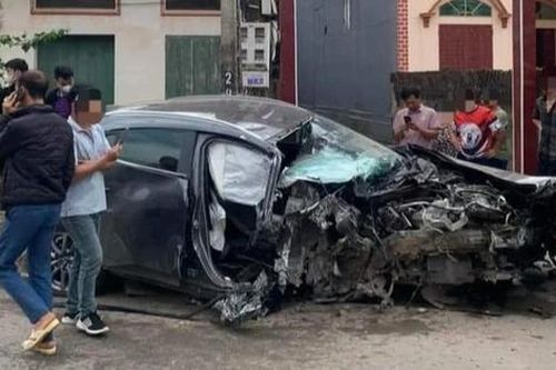 Xe Mazda lao như tên bắn, húc đổ tường nhà bên đường, rụng bánh