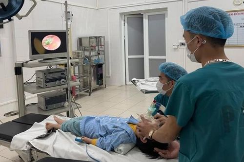 Gắp dị vật là bút sáp màu trong tai bệnh nhi 46 tháng tuổi