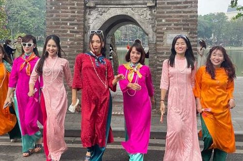 Người Hà Nội xúng xính áo dài, thuê cả ekip chụp ảnh Tết