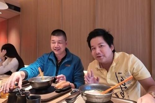 Khoa Pug gây bất ngờ khi dẫn bạn tới rì-viu quán phở của Chi Pu tại Thượng Hải