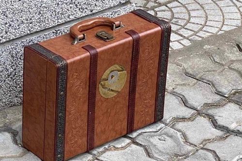 Đà Nẵng: Chiếc hộp 'lạ' trước cổng trường Phan Châu Trinh là của một người tâm thần