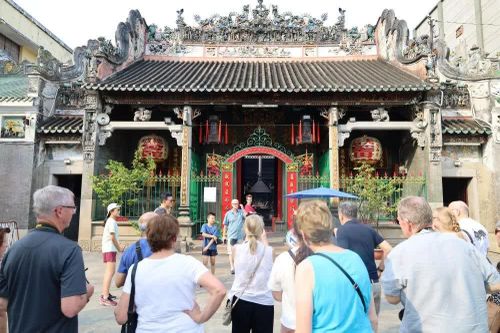 Chùa Bà Thiên Hậu hạn chế khách tham quan chụp ảnh Tết